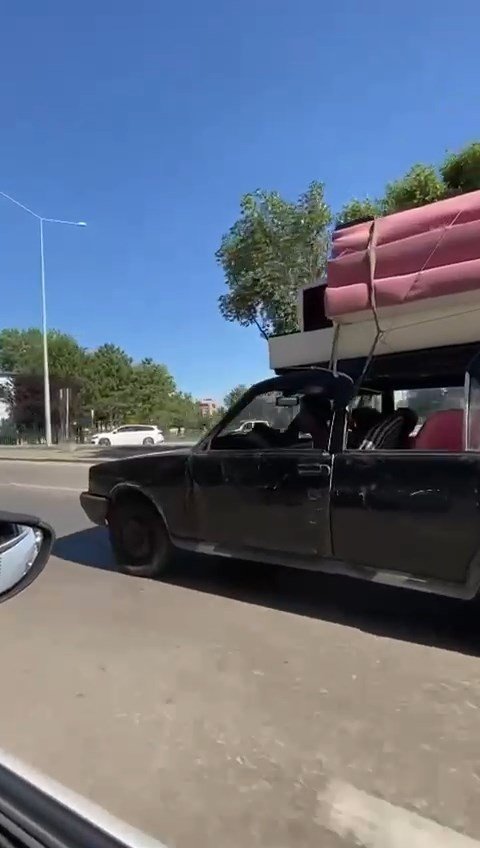 Ehliyetsiz sürücü otomobilin tavanında koltuk taşıdı