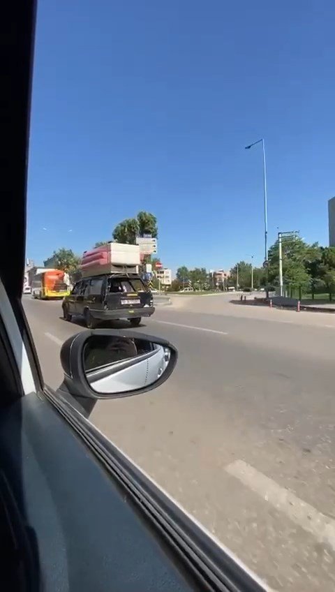 Ehliyetsiz sürücü otomobilin tavanında koltuk taşıdı