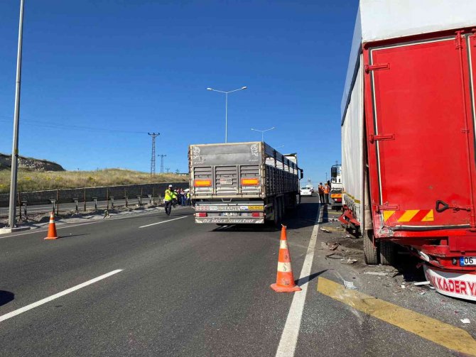 Emniyet şeridinde bekleyen kamyona otomobil çarptı: 1 kişi ölürken, bir çocuk  2 kişi yaralandı