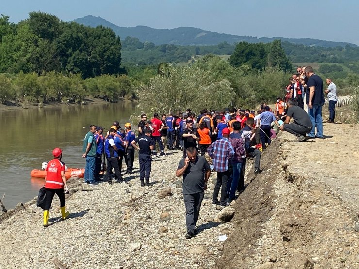 Kayıp iş makinesi operatörünün 9'uncu günde cesedine ulaşıldı