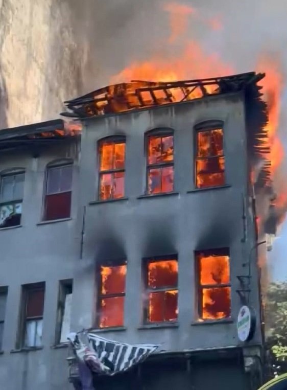 Metruk bina alev alev yandı