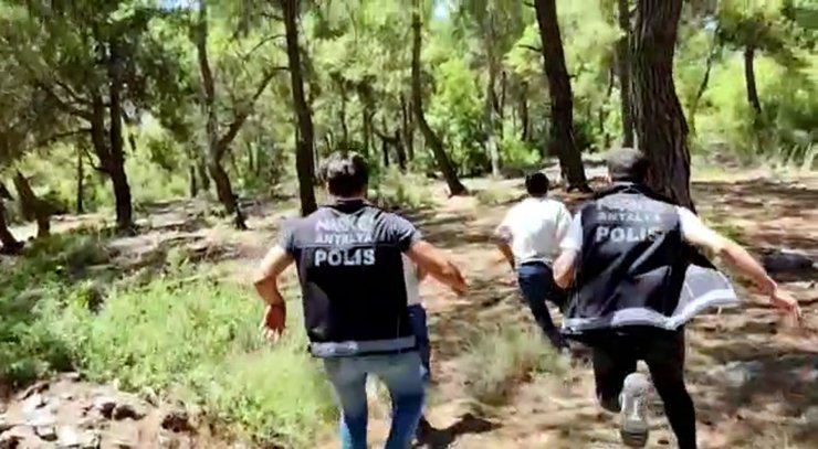 Ormandaki mağaralara uyuşturucu gizleyen 3 şüpheli operasyonla yakalandı