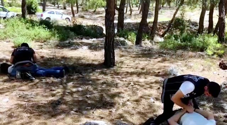 Ormandaki mağaralara uyuşturucu gizleyen 3 şüpheli operasyonla yakalandı