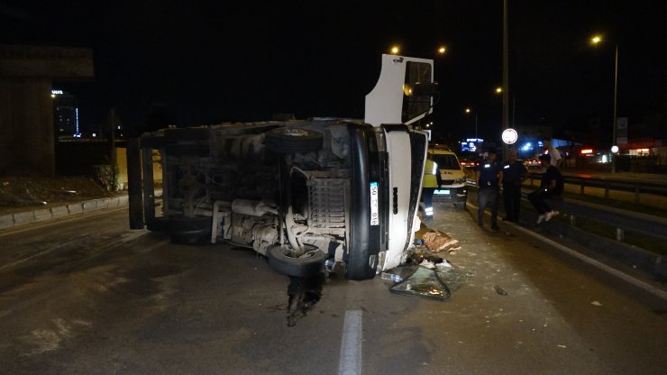 Talaş yüklü kamyonet virajı alamayarak devrildi: 2 yaralı