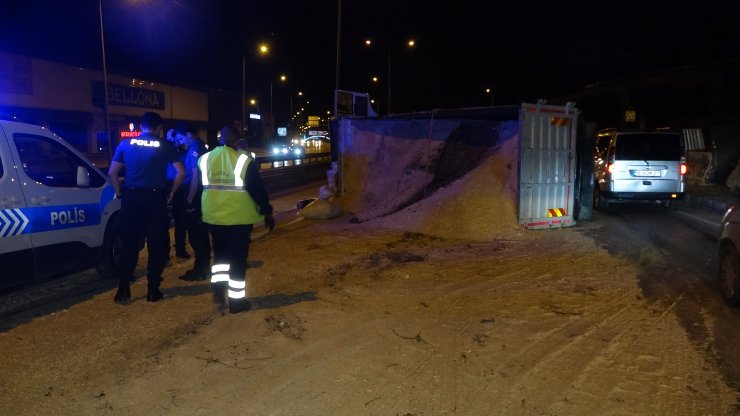 Talaş yüklü kamyonet virajı alamayarak devrildi: 2 yaralı