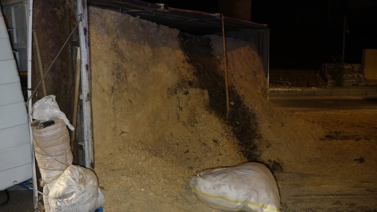 Talaş yüklü kamyonet virajı alamayarak devrildi: 2 yaralı