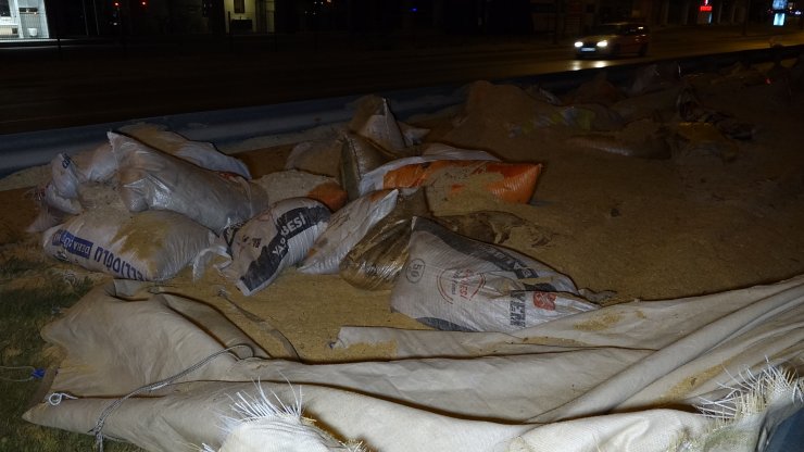 Talaş yüklü kamyonet virajı alamayarak devrildi: 2 yaralı