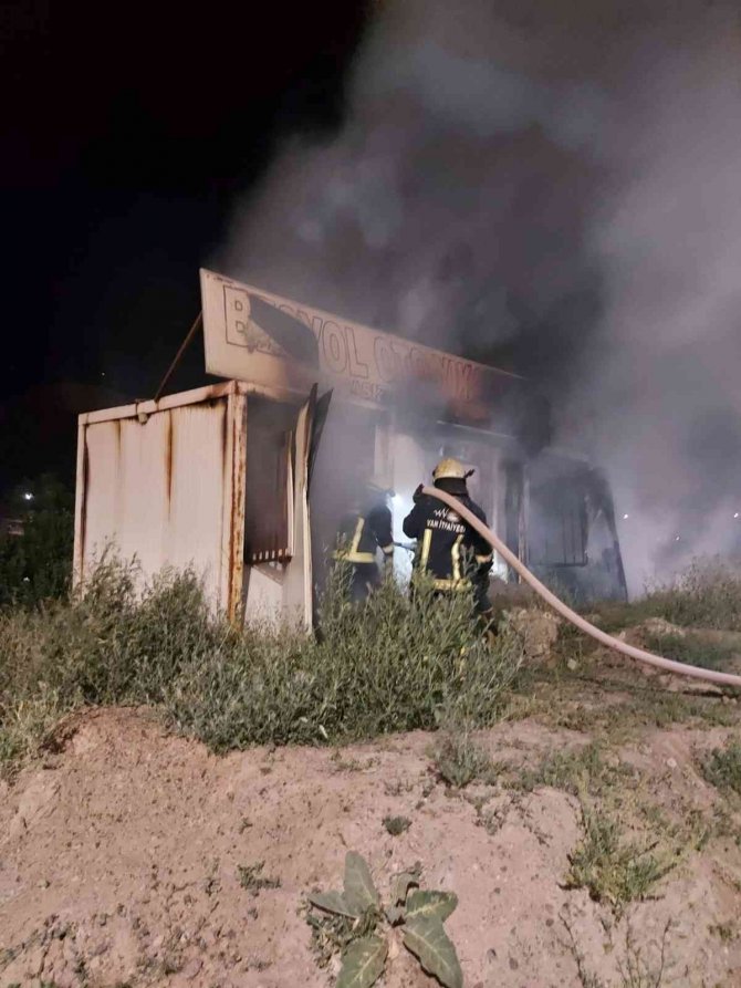 Van’da konteyner yangını