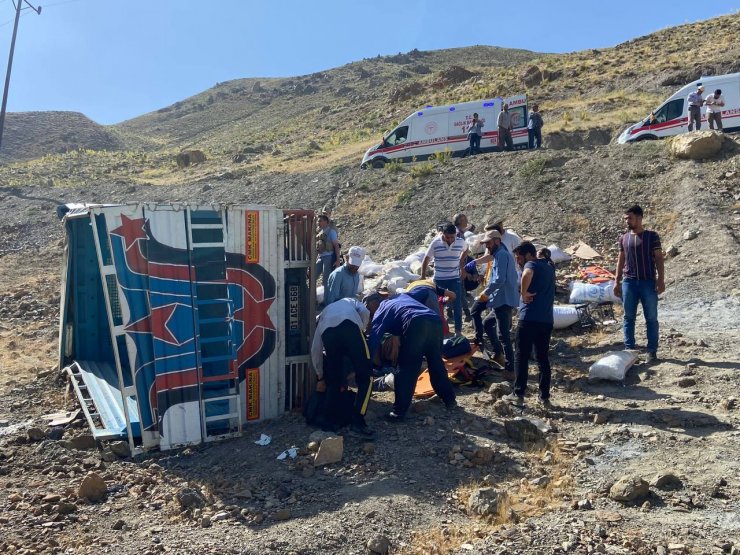 Yaylacıları taşıyan kamyonet şarampole devrildi 10 yaralı