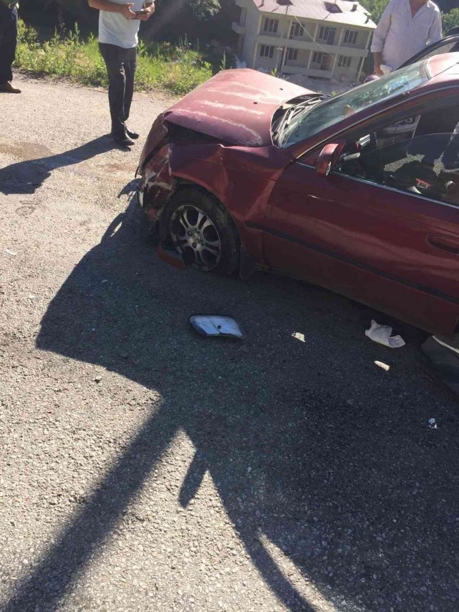 2 aracın karıştığı kazada 4 kişi yaralandı