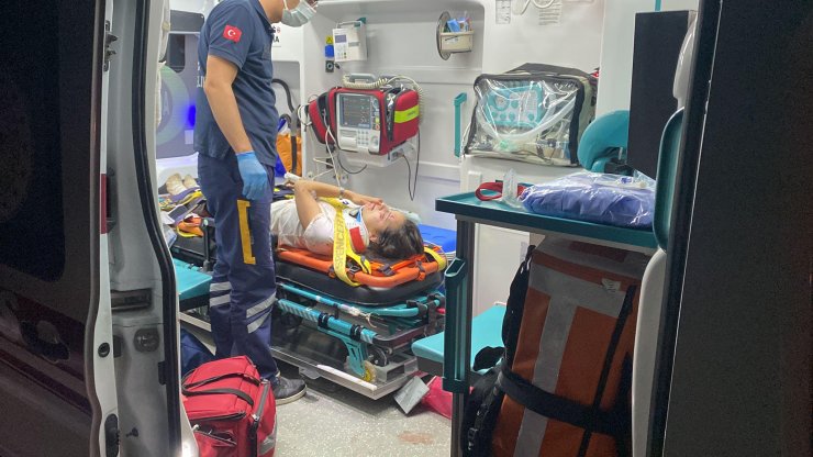 Alt geçit duvarına çarpan otomobilde anne ile 2 çocuğu yaralandı