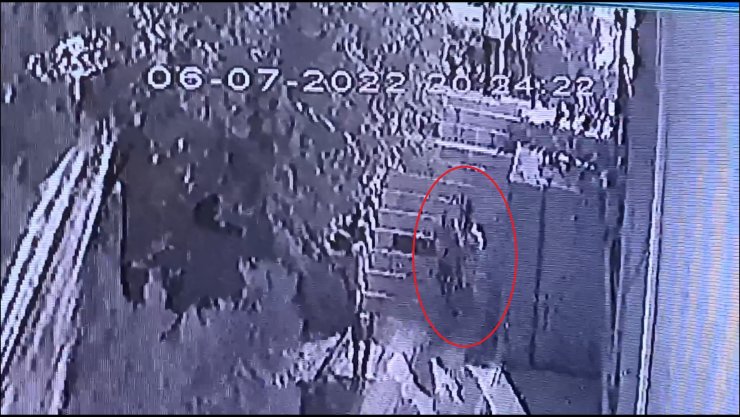 Anne ile 3 yaşındaki kızını iki ayrı yerden kaçırdılar; o anlar kamerada