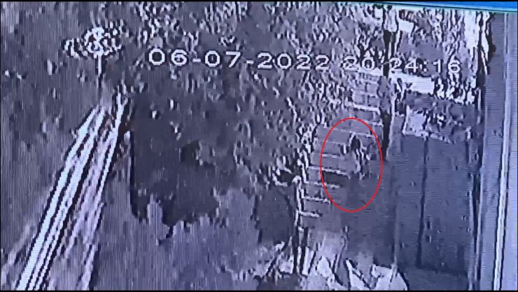 Anne ile 3 yaşındaki kızını iki ayrı yerden kaçırdılar; o anlar kamerada