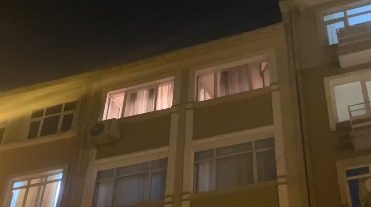 Annesini boğazını keserek öldürdü