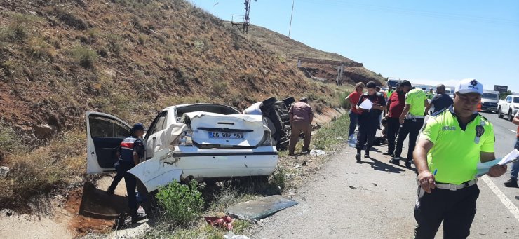 Çarpışan otomobiller su kanalına devrildi: 7 yaralı