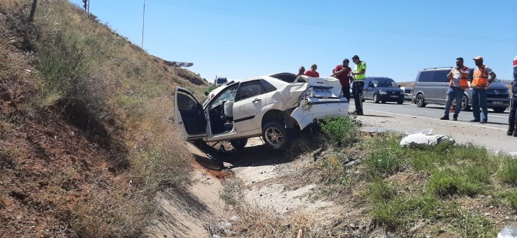 Çarpışan otomobiller su kanalına devrildi: 7 yaralı