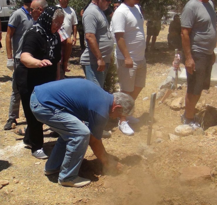 Cenazede, öldürülen oğlunun mezarına elleriyle toprak attı