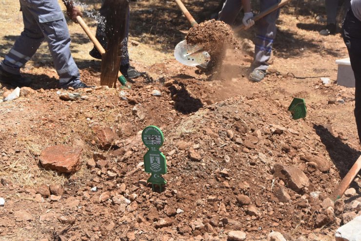Cenazede, öldürülen oğlunun mezarına elleriyle toprak attı