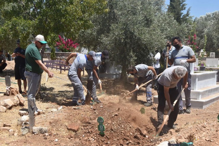 Cenazede, öldürülen oğlunun mezarına elleriyle toprak attı