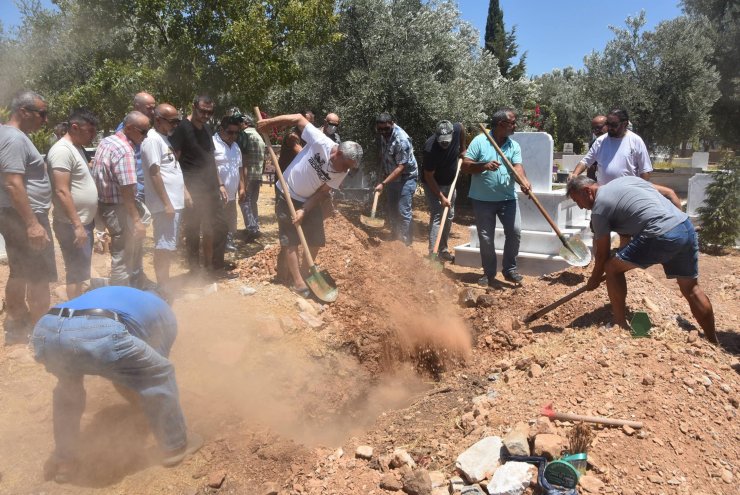 Cenazede, öldürülen oğlunun mezarına elleriyle toprak attı