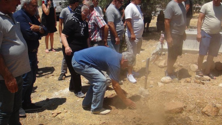 Cenazede, öldürülen oğlunun mezarına elleriyle toprak attı