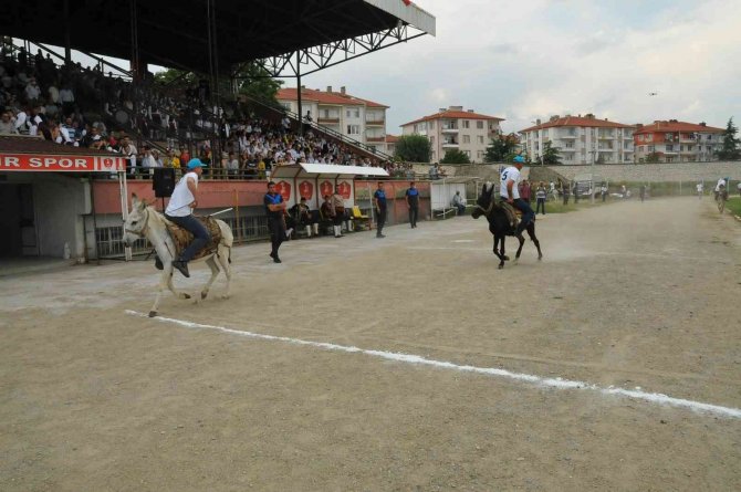 Eşekler birincilik için yarıştı
