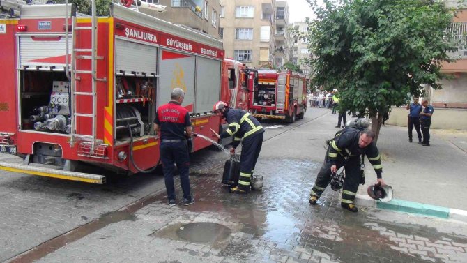 Evde çıkan yangında bir itfaiye eri yaralandı, 4 vatandaş dumandan etkilendi