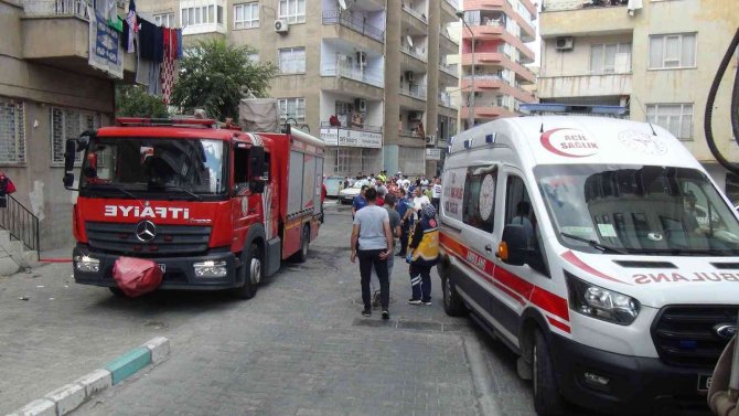 Evde çıkan yangında bir itfaiye eri yaralandı, 4 vatandaş dumandan etkilendi