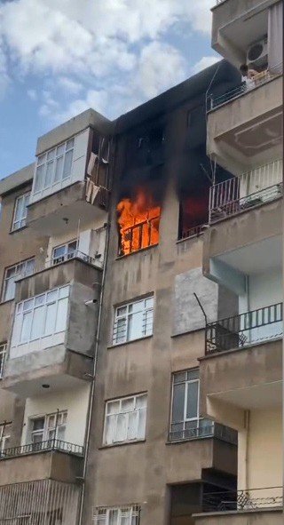 Evde çıkan yangında bir itfaiye eri yaralandı, 4 vatandaş dumandan etkilendi