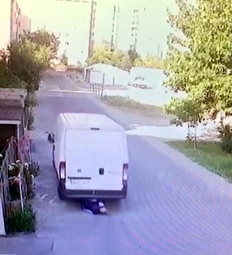 Geri manevra yapan minibüsün altında kaldı; o anlar kamerada