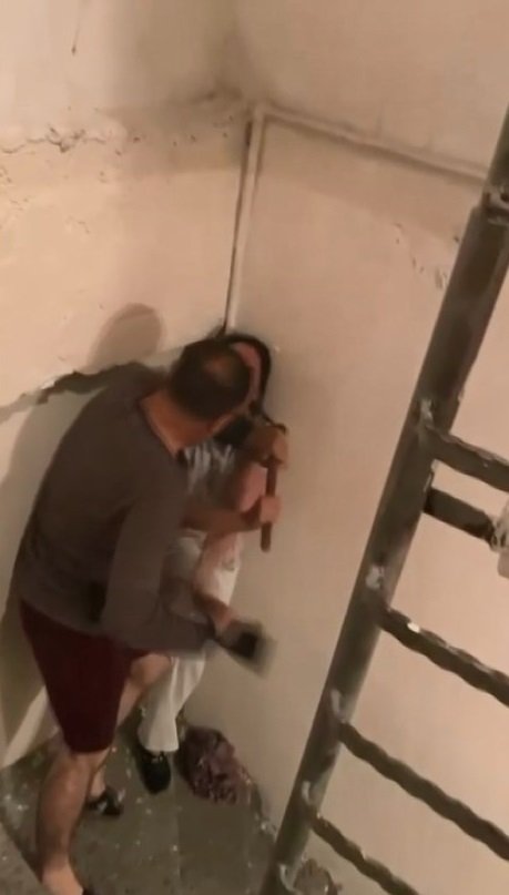 Kardeşi ile tartışan ağabey keserle evi bastı