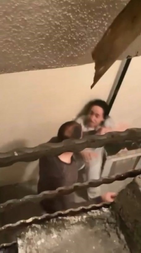 Kardeşi ile tartışan ağabey keserle evi bastı