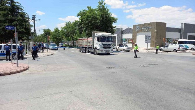 Karşıdan karşıya geçmek isteyen yaşlı adam kamyon çarpması sonucu hayatını kaybetti