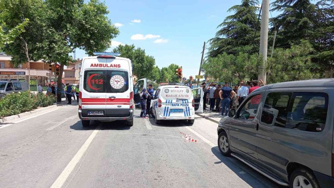 Karşıdan karşıya geçmek isteyen yaşlı adam kamyon çarpması sonucu hayatını kaybetti