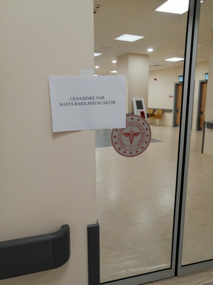 Konya Şehir Hastanesi'nde doktorun öldürüldüğü kliniğin kapısına 'Cenazemiz var' yazısı asıldı