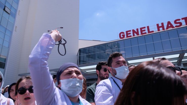 Öldürülen doktor Ekrem Karakaya için hastane önünde gıyabi cenaze namazı kılındı