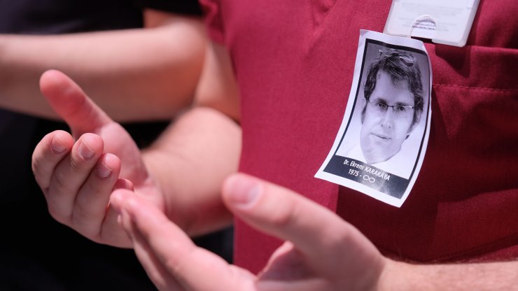 Öldürülen doktor Ekrem Karakaya için hastane önünde gıyabi cenaze namazı kılındı