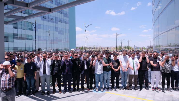 Öldürülen doktor Ekrem Karakaya için hastane önünde gıyabi cenaze namazı kılındı