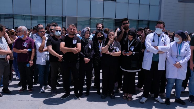 Öldürülen doktor Ekrem Karakaya için hastane önünde gıyabi cenaze namazı kılındı