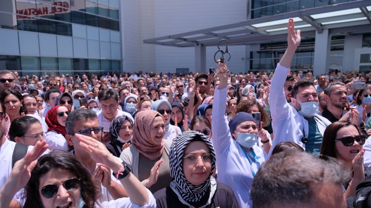 Öldürülen doktor Ekrem Karakaya için hastane önünde gıyabi cenaze namazı kılındı
