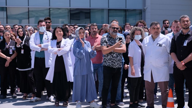 Öldürülen doktor Ekrem Karakaya için hastane önünde gıyabi cenaze namazı kılındı
