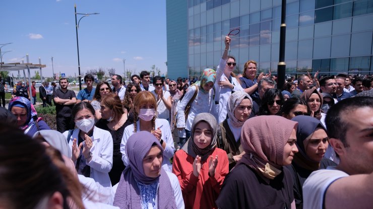 Öldürülen doktor Ekrem Karakaya için hastane önünde gıyabi cenaze namazı kılındı