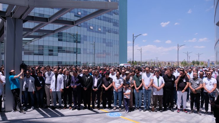 Öldürülen doktor Ekrem Karakaya için hastane önünde gıyabi cenaze namazı kılındı