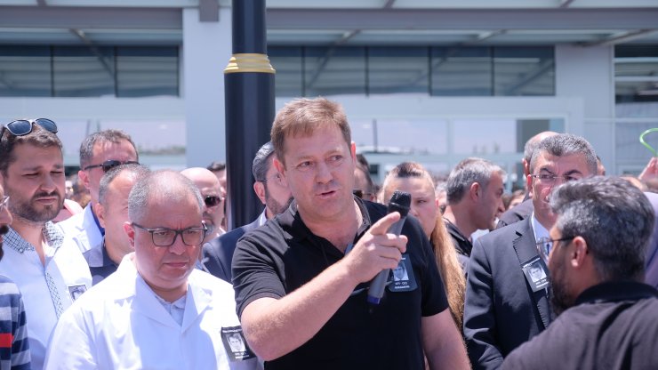 Öldürülen doktor Ekrem Karakaya için hastane önünde gıyabi cenaze namazı kılındı