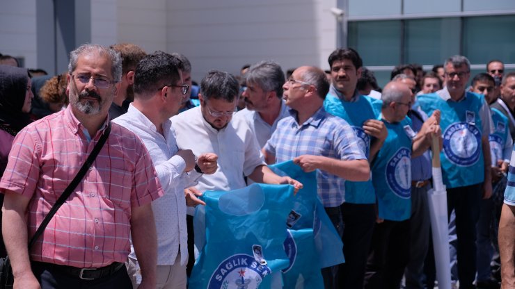 Öldürülen doktor Ekrem Karakaya için hastane önünde gıyabi cenaze namazı kılındı