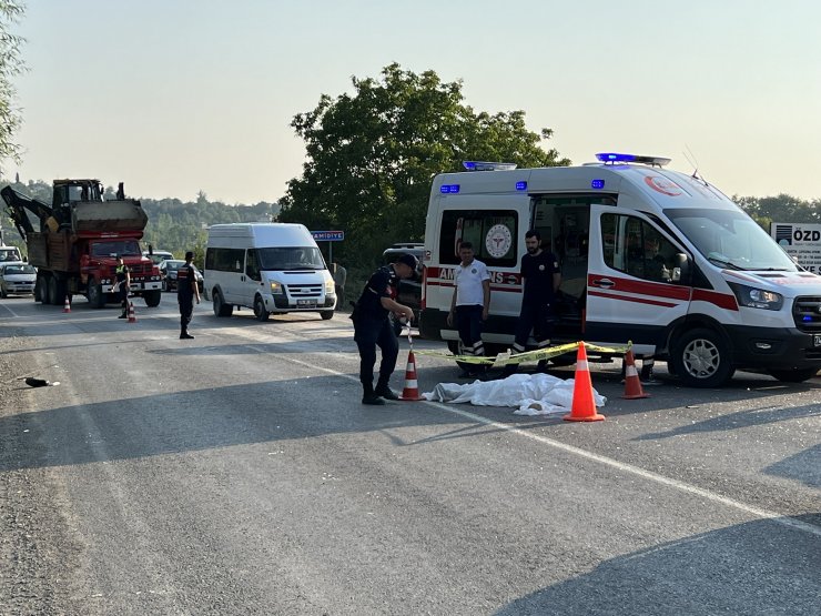 Otomobilin çarptığı motosiklet sürücüsü öldü; kaza anı kamerada