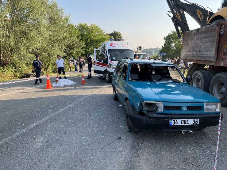 Otomobilin çarptığı motosiklet sürücüsü öldü; kaza anı kamerada