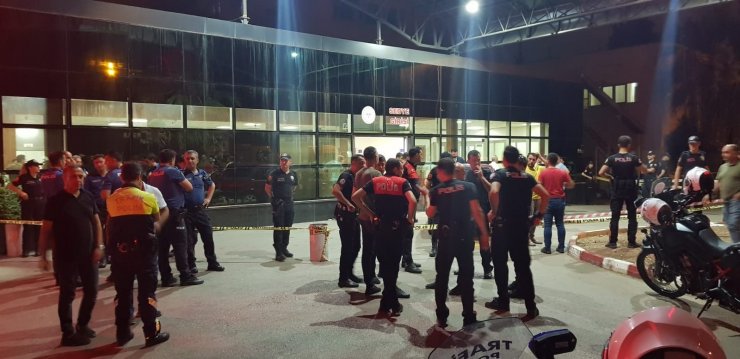 Seyir halindeki otomobile silahlı saldırı: 1 ölü, 6 yaralı