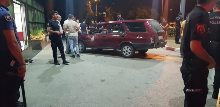 Seyir halindeki otomobile silahlı saldırı: 1 ölü, 6 yaralı