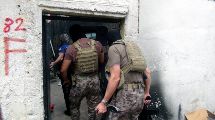 Tartıştığı komşusunun evini kundaklayıp, kendisini yakmaya kalktı; operasyonla yakalandı